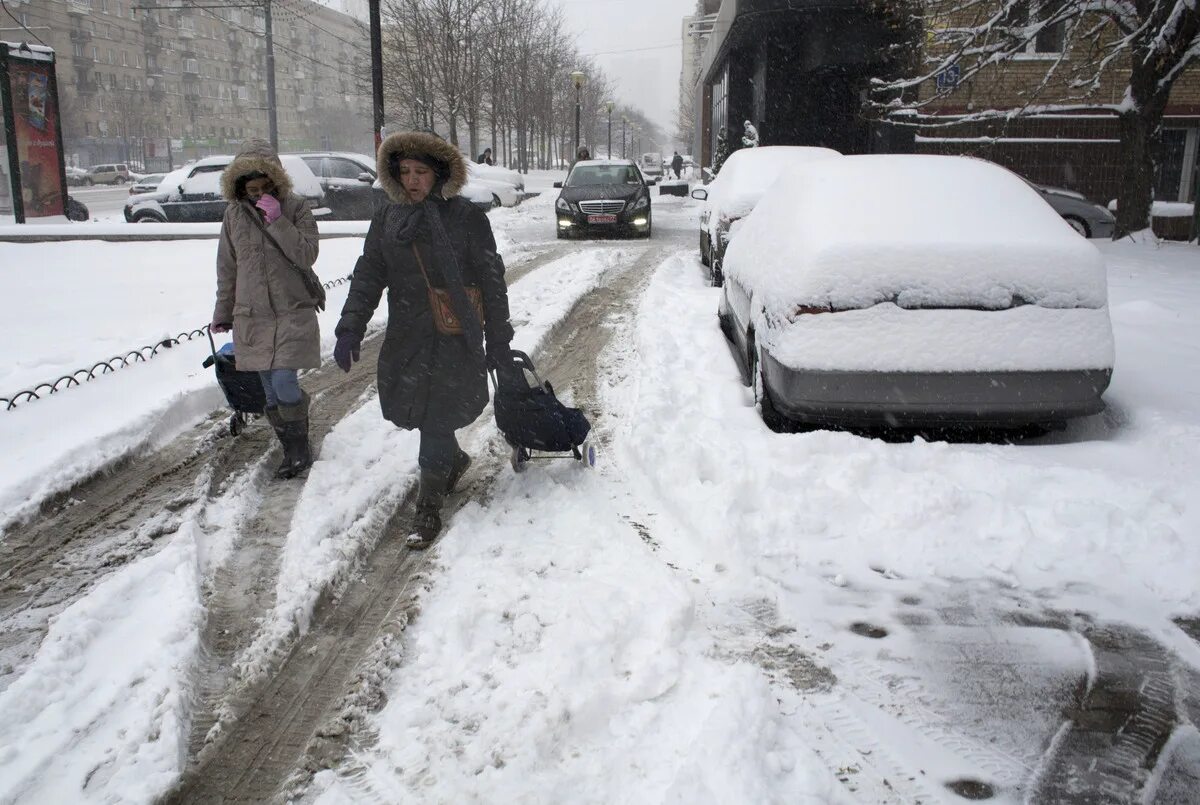 Снег пропускает воздух. Пешеходы зимой. Пешеходы зимой на дороге. Пешеход сугробы. Пешеходный переход зимой.