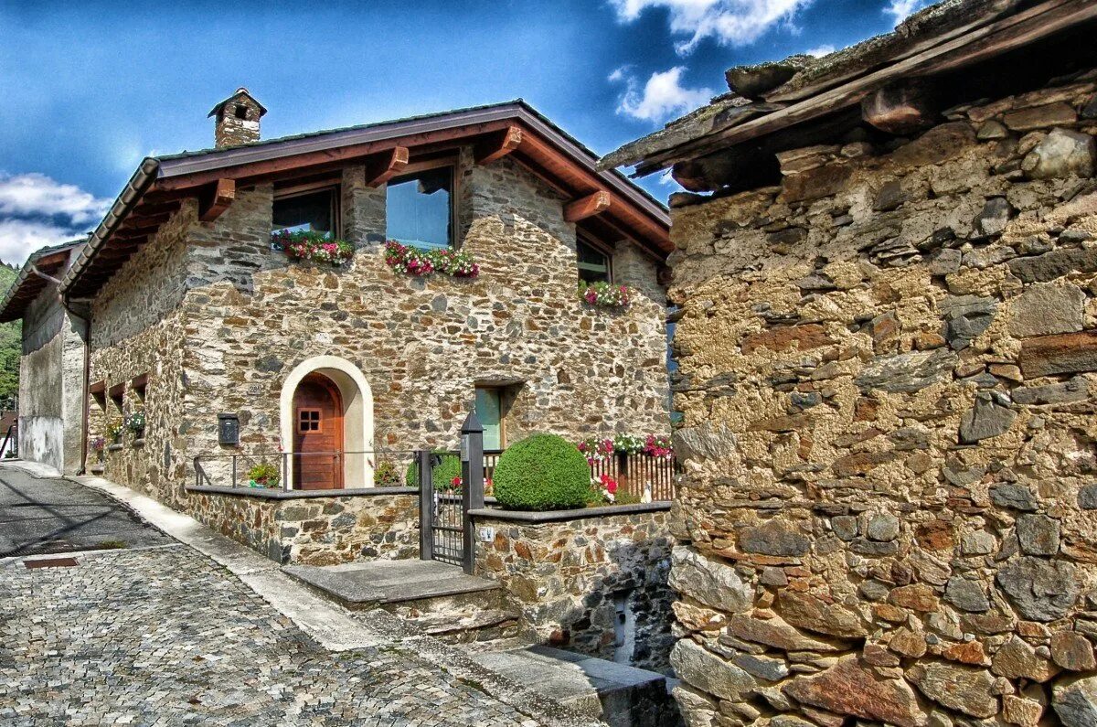 Старинная каменная архитектура Северной Италии. Деревня Варесотто Италия. Разноэтажный каменный дом в Италии. "Каменные дома 136" Корсика+.