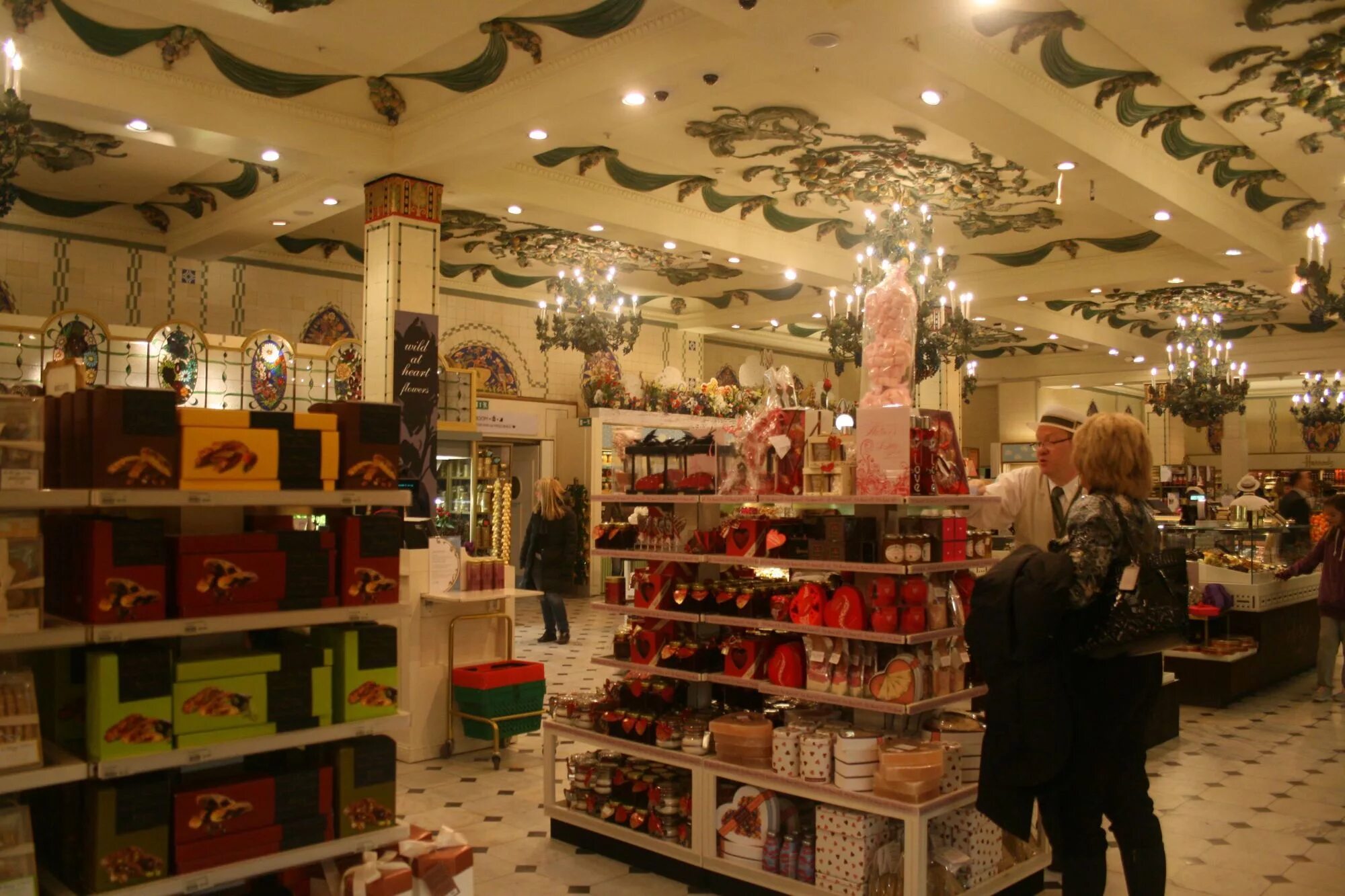 The department store. В магазине rinascente. The department store. Shop departments. Универмаг плато.
