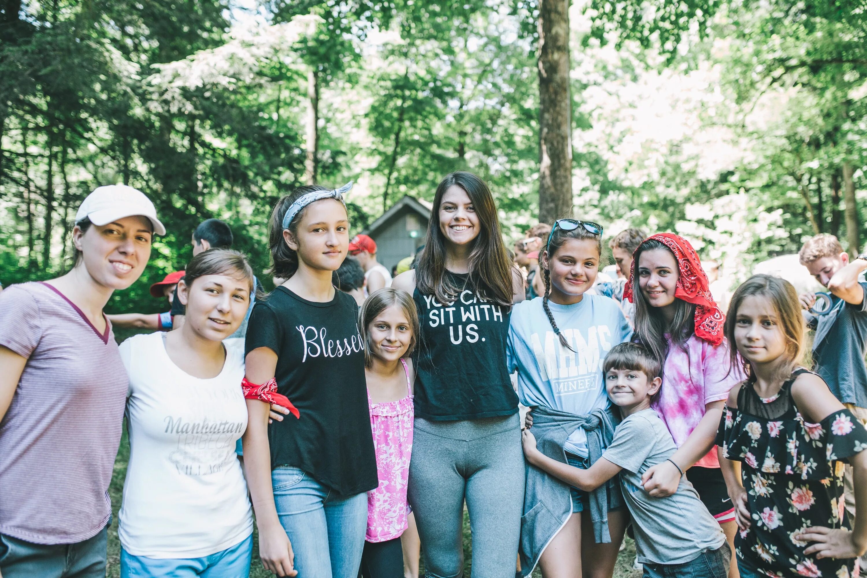 детские лагеря за рубежом. развлечения на природе. лагерь для подростков. лагерь для подростков. дети в лагере.