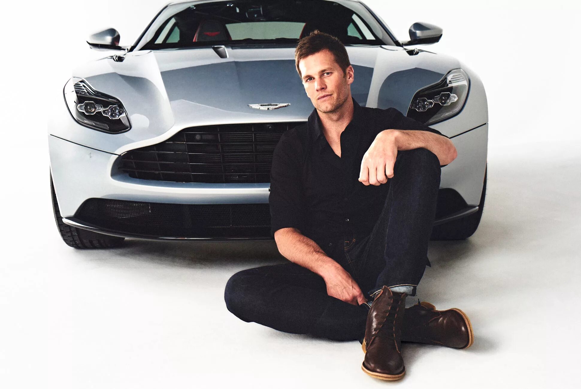 Том авто. Aston martin и мужчина. Том тьярда. Автомобили тома хэнкса. Машина тома харди.