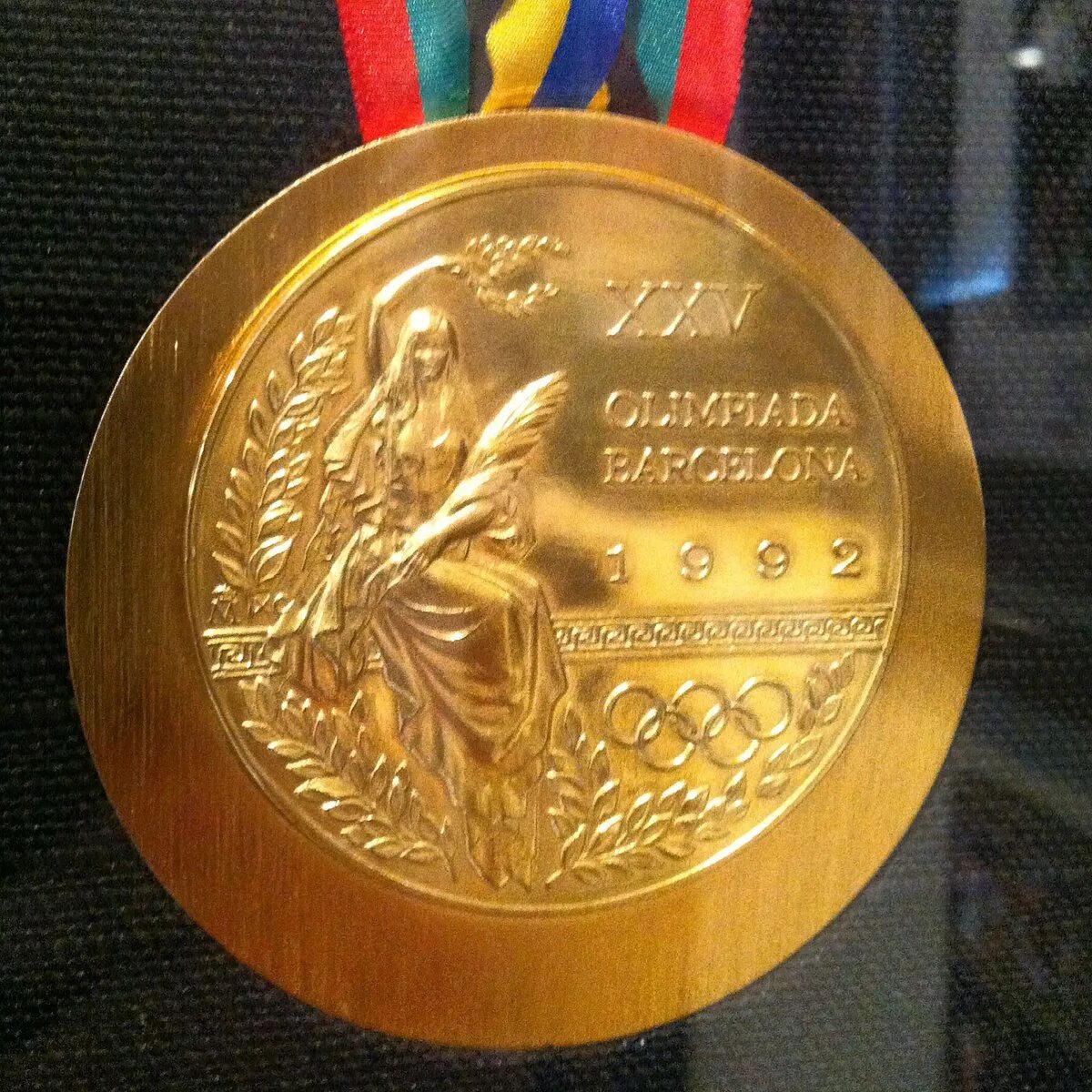 Олимпийские чемпионы с медалями. Медаль олимпийскоготчемпиона. Медали Олимпийских игр по волейболу. Золотая медаль по футболу.