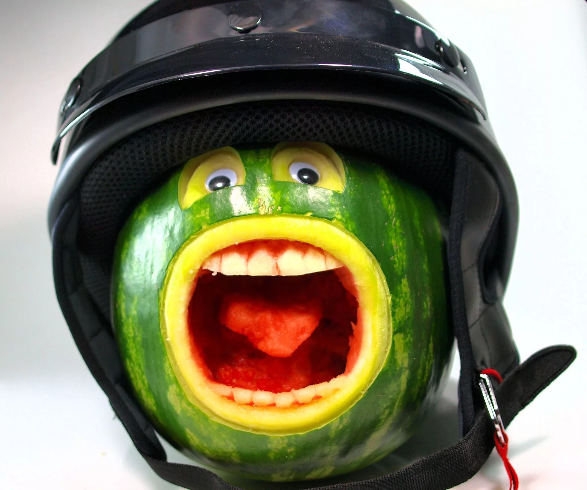 Смешные картинки фруктов. Смешной арбуз. смешные фрукты. шлем из арбуза. каска из арбуза.