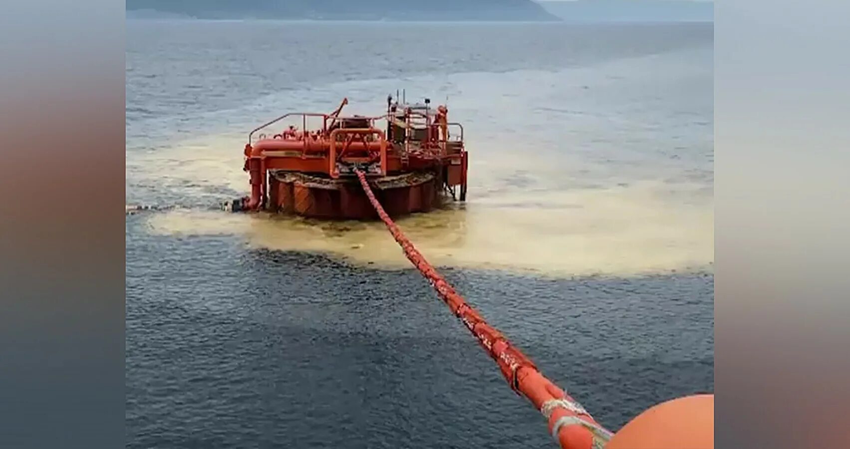 Разливная вода. Порт новороссийск. Розлив новороссийск. Новороссийский разлив нефтепродуктов. Разлив нефти в черном море 2021.