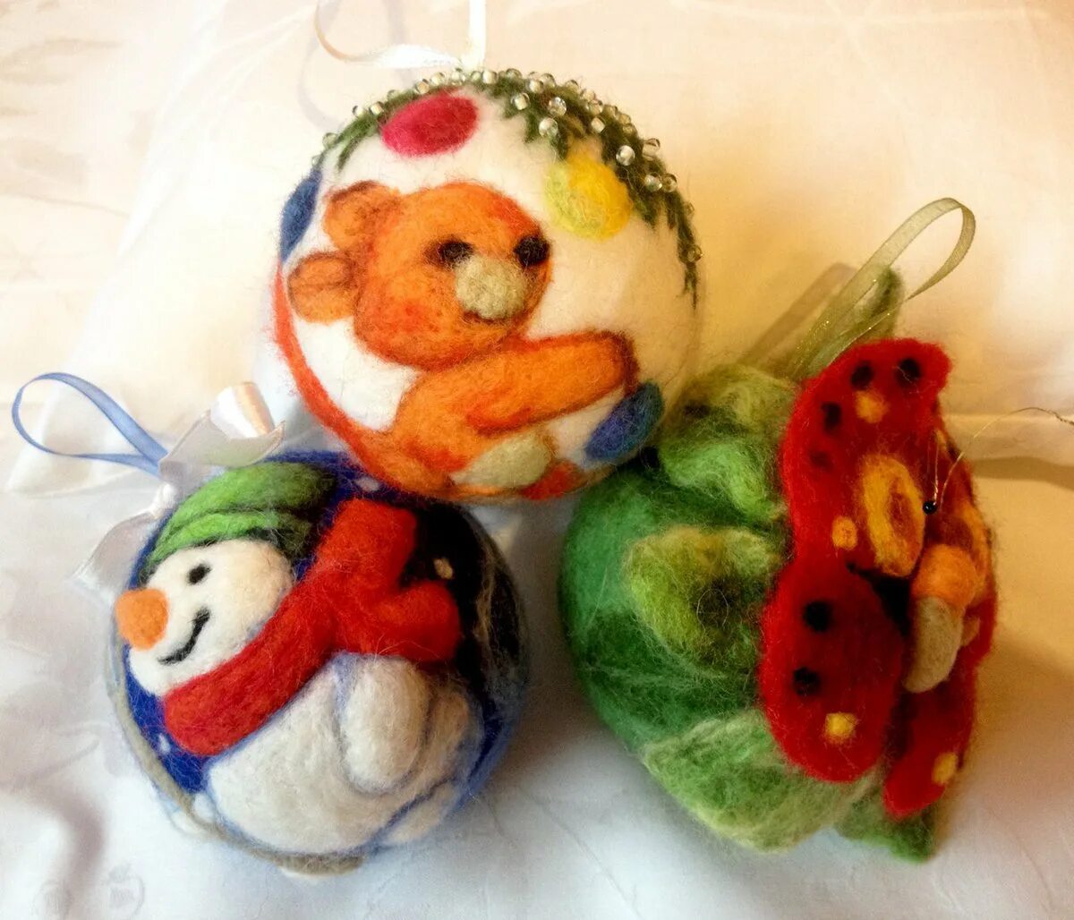 валяные елочные игрушки из шерсти. снеговик валяние. елочные игрушки из шерсти. поделки из шерсти на новый год. новогоднее валяние из шерсти.