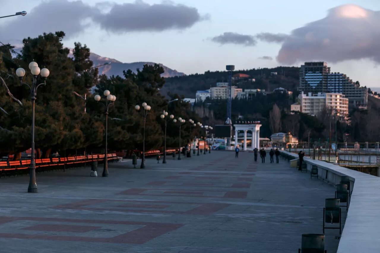 Набережная города Алушта. Алушта Крым набережная. Алушта Центральная набережная. Центр набережной Алушты.