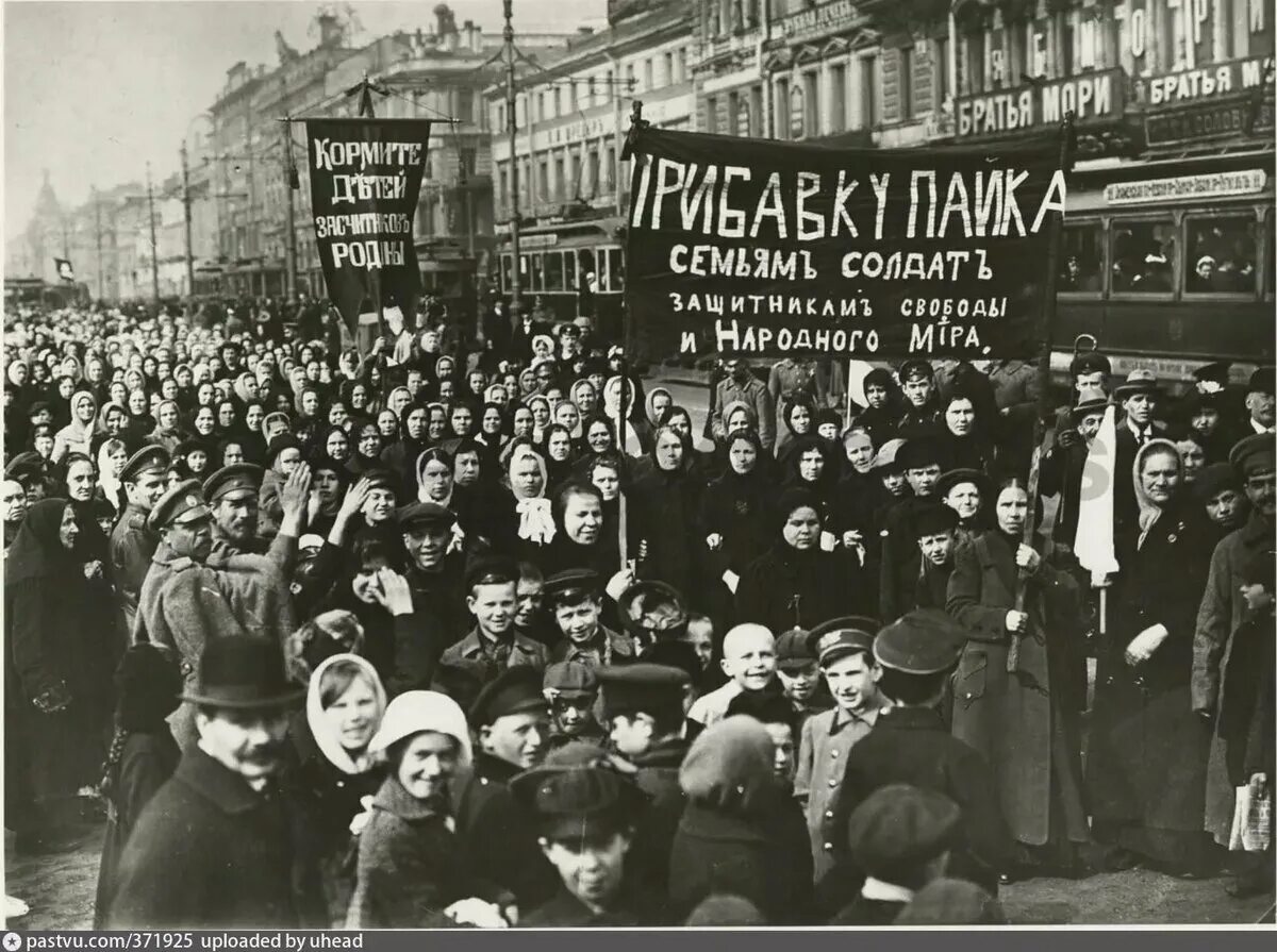 Революция 1917 23. Февральская революция 1917 манифестация женщин. Февральская революция 1917 Петроград. Манифестация 23 февраля 1917.