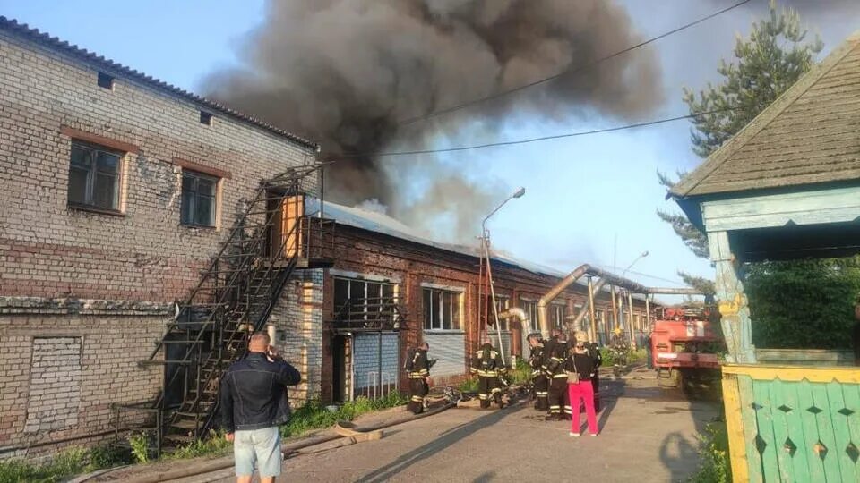 Пожар на мебельной фабрике в Рыбинске. Крупный пожар в городе. Рыбинск пожар на мебельной фабрике Свобода. Пожар в Ярославле. Родники горит мебельный