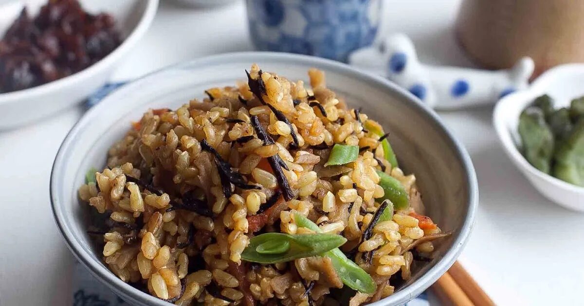 коричневый рис (бурый, нешлифованный),. бурый неочищенный рис. рис бурый нешелушеный. рис бурый нешелушеный. бурый рис отварной.