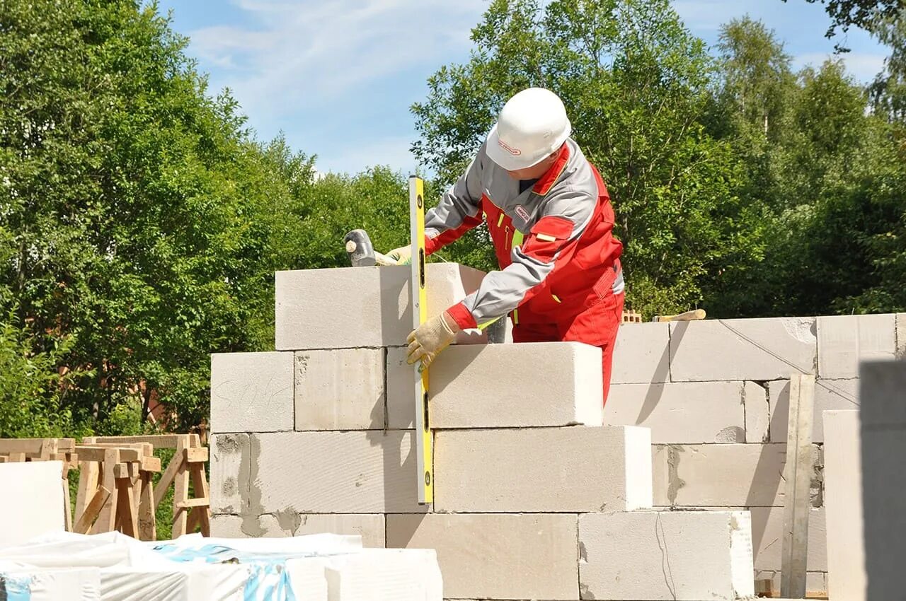 Массив газобетон. Газобетон стройка. Дом из газобетонных блоков. Каменщики газобетон. Газоблок дом.