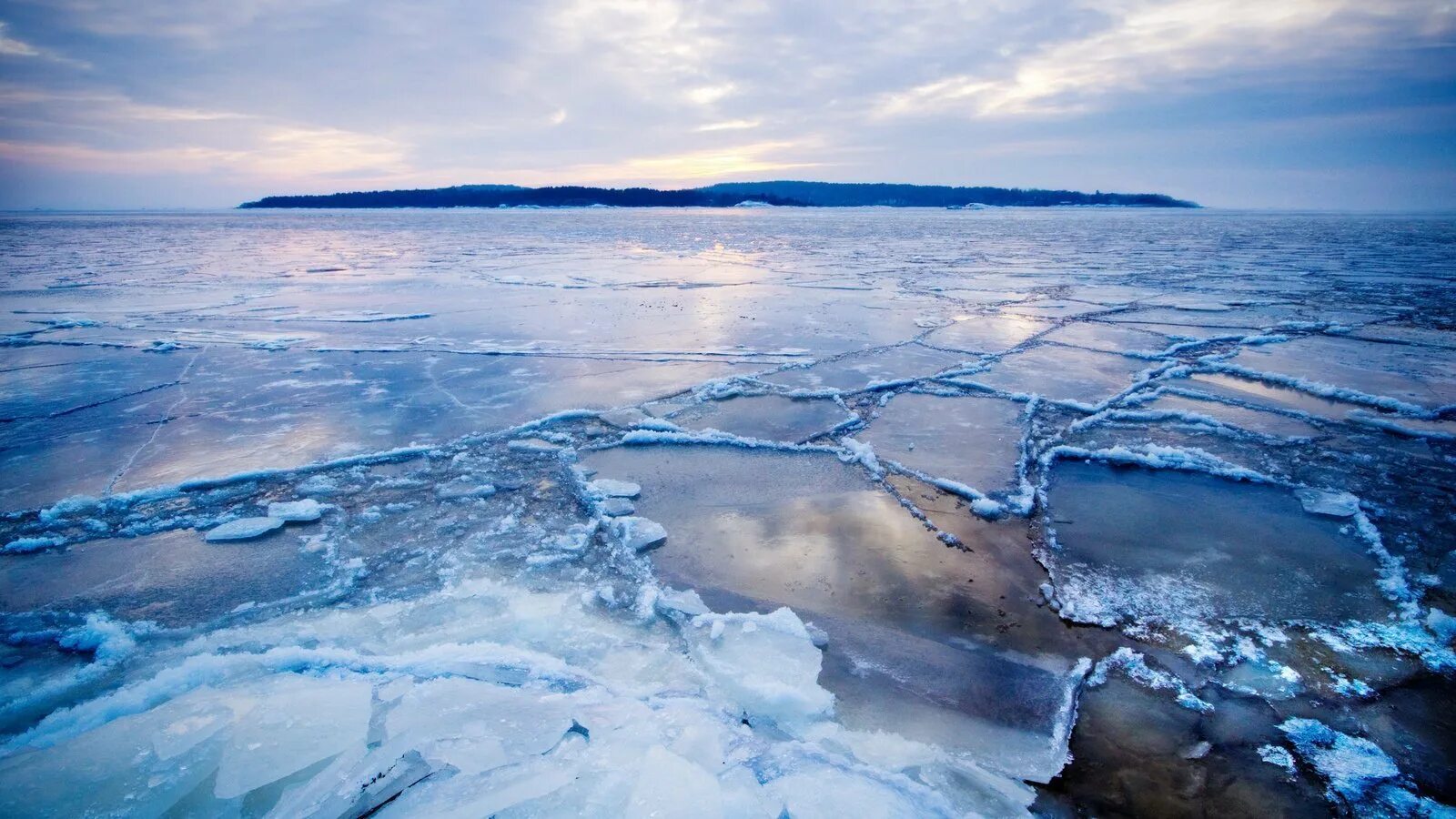 Куски льда в океане. Северный Ледовитый океан Восточно-Сибирское море. Арктика Северный Ледовитый океан. Ледяной Покров Северного Ледовитого океана. Льды Арктики северооедовитого океана.