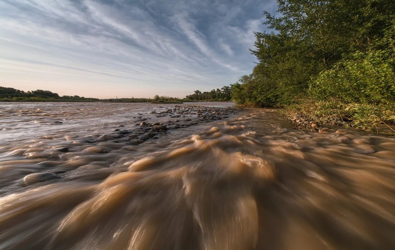 река течёт по. бурная река. речечка река. коса песчаная отмель. по песку течет река.