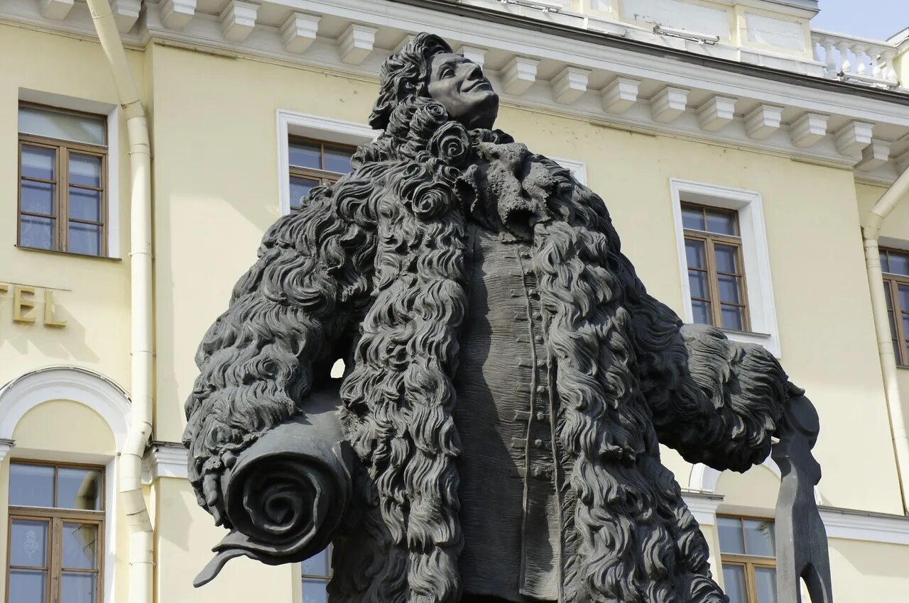 Д трезини какой памятник. Доменико Трезини памятник в Петербурге. Памятник Доменико Трезини на Университетской набережной. Архитектор Трезини в Санкт-Петербурге. Трезини Архитектор памятник.