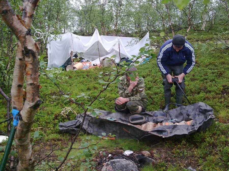 Разбить лагерь в лесу. Разбитый лагерь. Рыбалка в Мурманской области. Как разбить лагерь. Разбивать лагерь