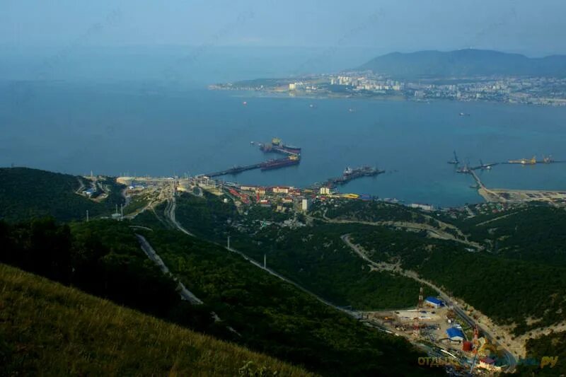 Новороссийск / novorossiysk абрау дюрсо. Нефтебаза шесхарис новороссийск. Смотровая семь ветров новороссийск. Порт новороссийск горы. Цемесская бухта новороссийск.