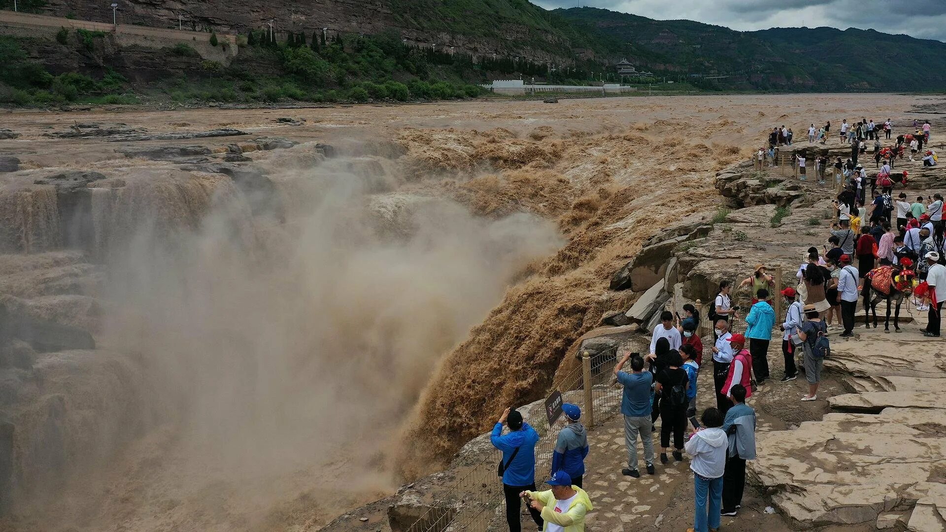 Кто такой хуанхэ. Долина реки Хуанхэ. Хуанхэ гидротехнические сооружения. Цзинань Хуанхэ. Сооружения на Хуанхэ.