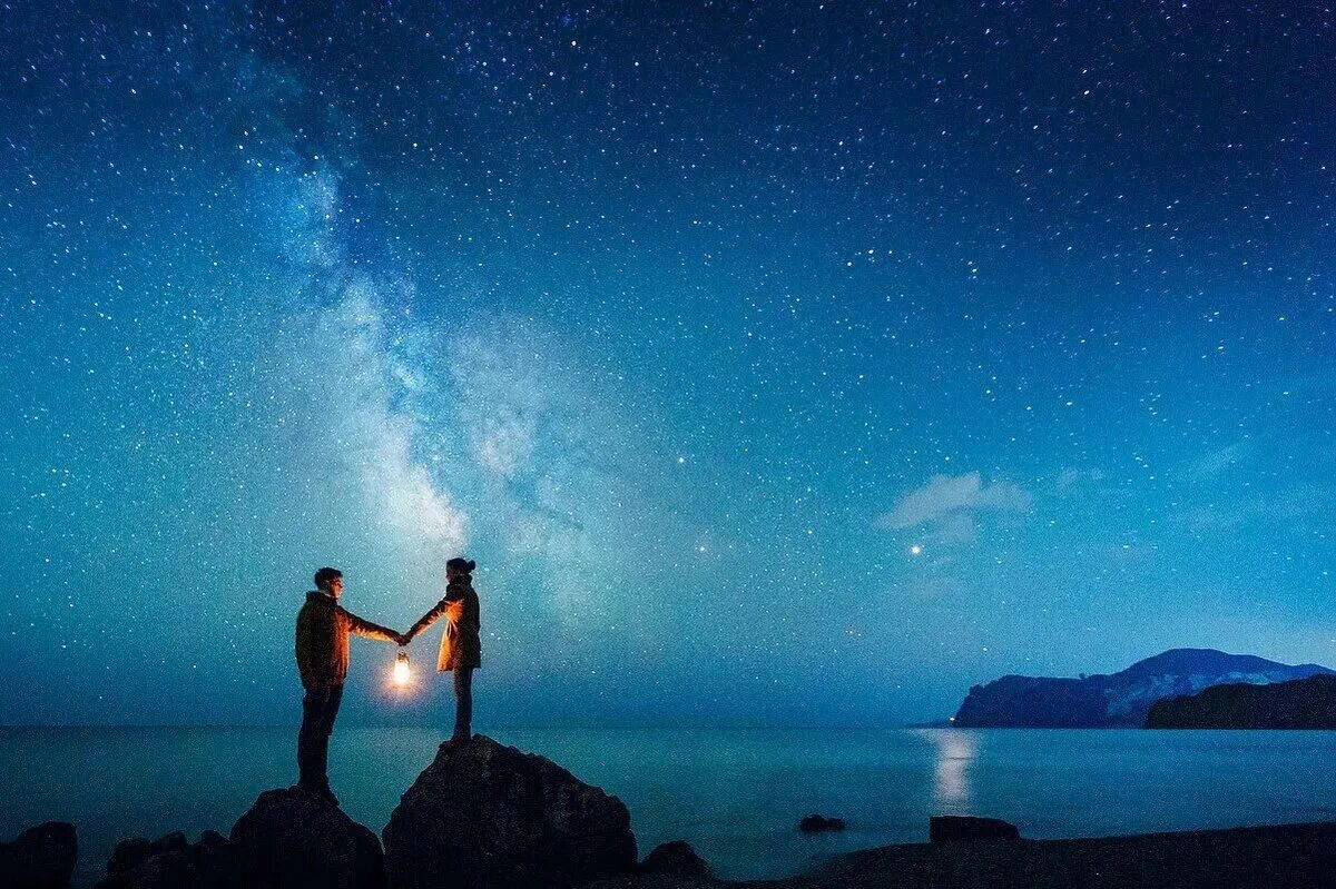романтика звезды. звездное небо и влюбленные. пара на фоне звездного неба. ночное небо со звездами. звездное небо романтика.