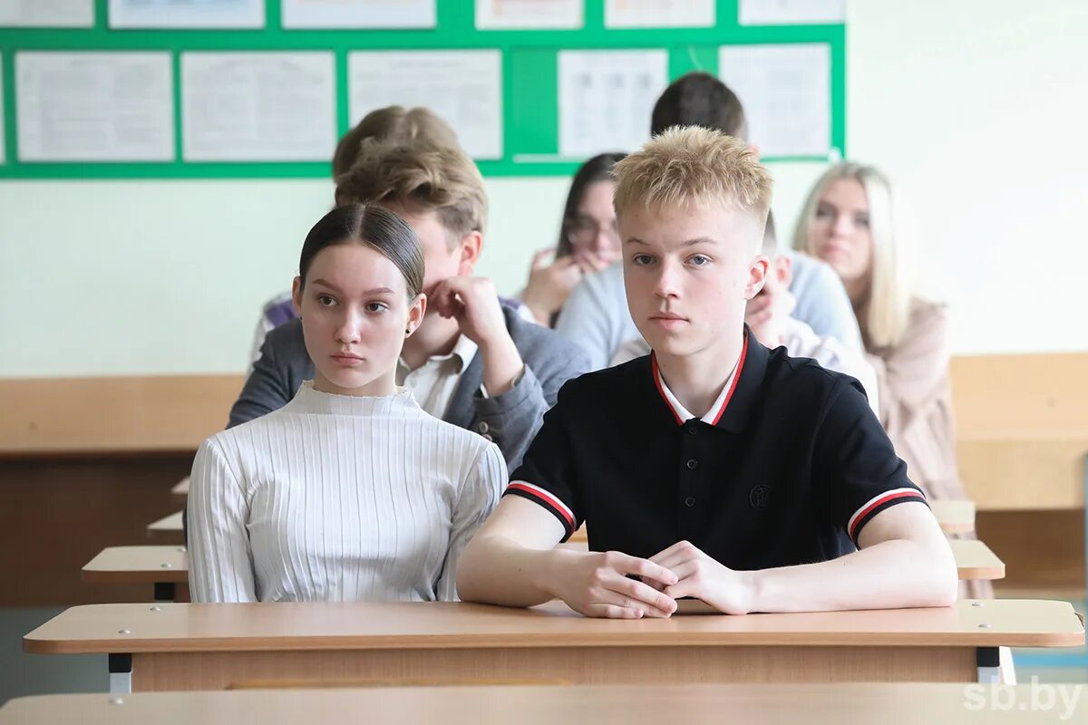 Про школы беларуси. Старшеклассники в школе. Белорусская школа. Ученики сельской школы. Ученик 10 класса.