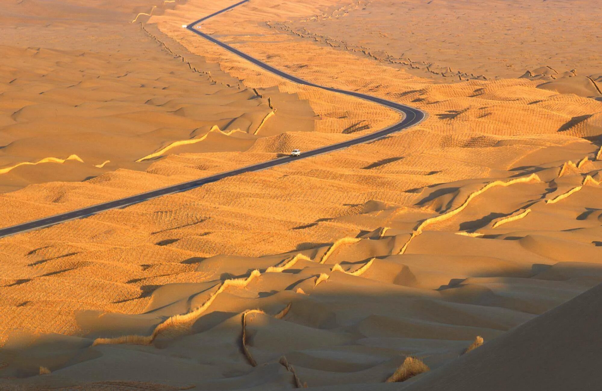 Самые большие 10 пустыни в мире. Такла-Макан. Пустыня в Китае Такла Макан. Гоби, Такла-Макан.. Шоссе в пустыне Такла Макан.
