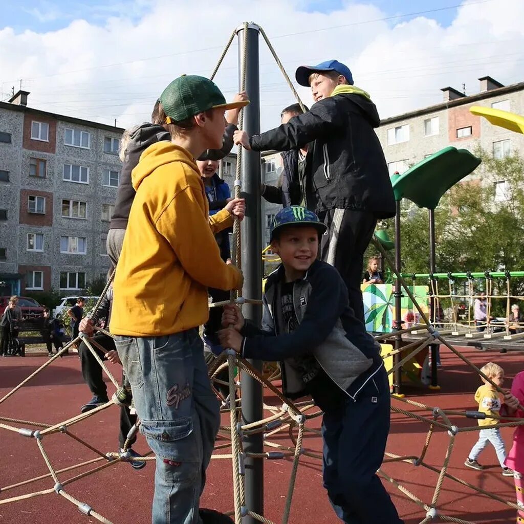 Есть группа площадок. Спортивная площадка. Умная спортивная площадка. Спортивная площадка для детей. Спортивные площадки Мурманск.