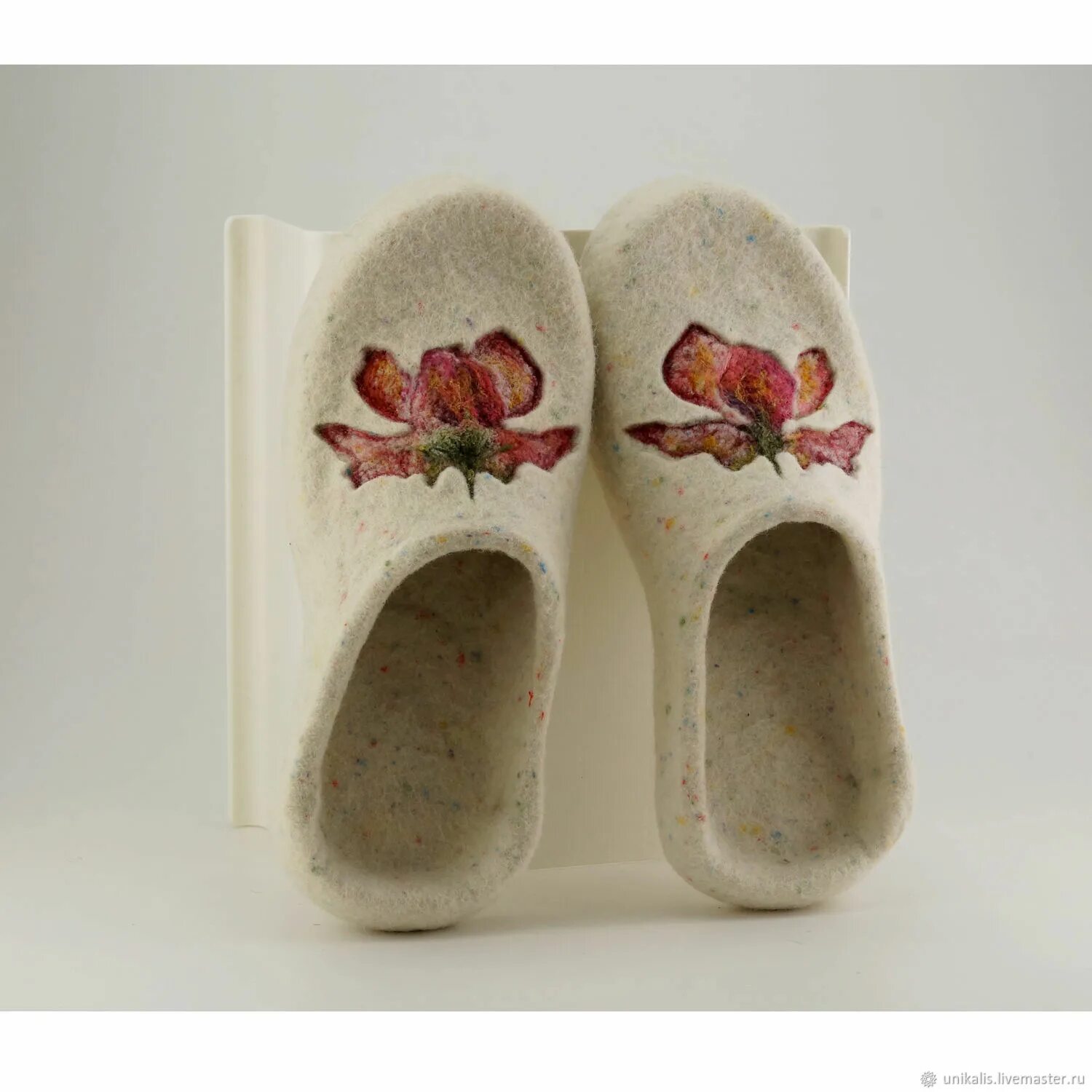 Декорированные мужские валяные тапки. Тапочки уфа. Тапочки валяные исмагилова. Красные валяные тапочки. Тапочки с лепестками.