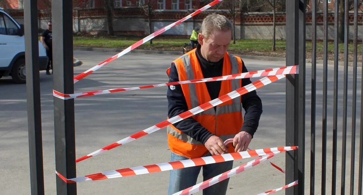 Ограничение ввода. Огорожено ленточкой. человек огражденный. ограничение в парках. парк закрыт.