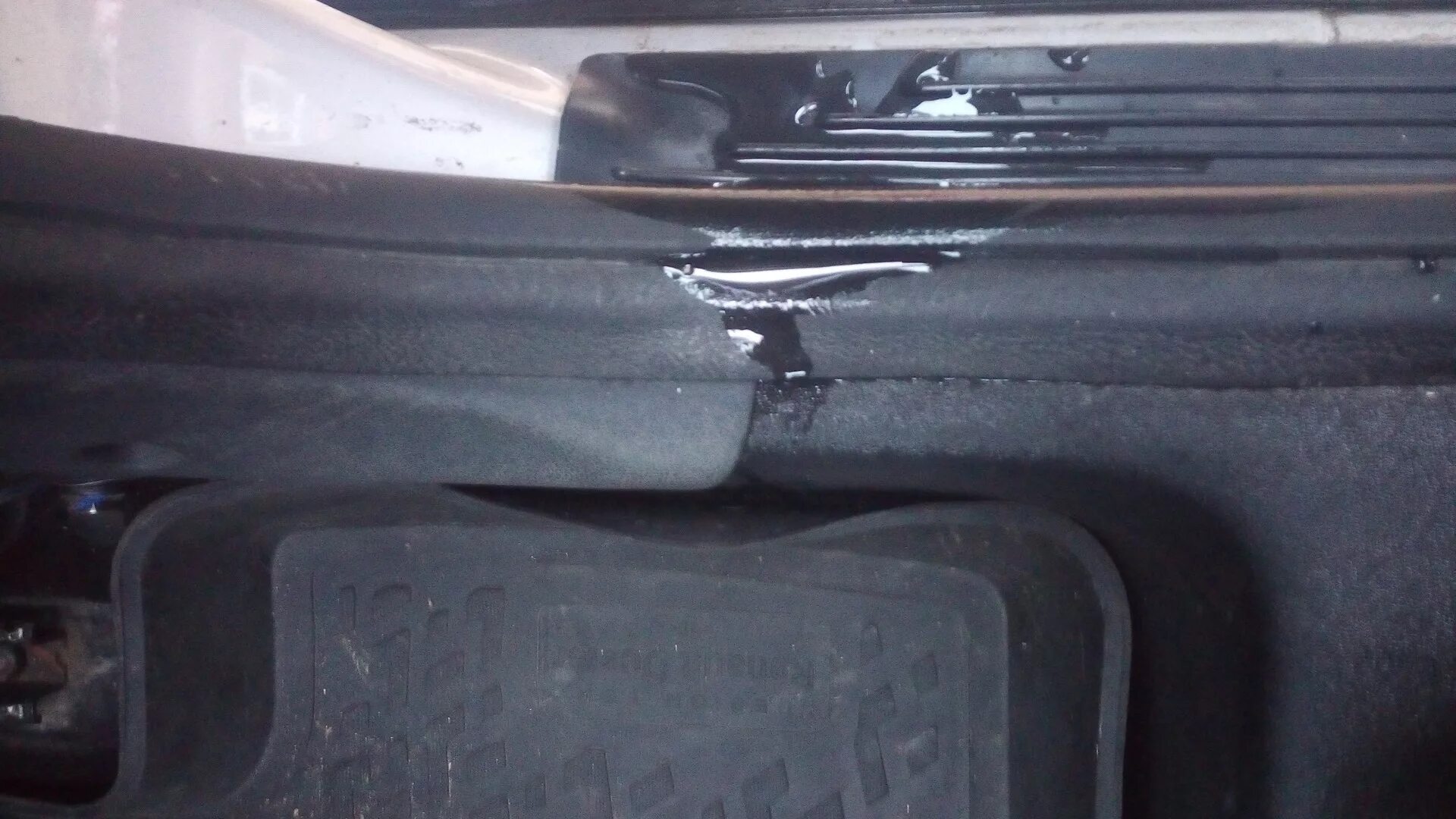 Промерзает металлическая входная дверь. Промерзает дверь с терморазрывом в частном доме. Протекает душевая кабина. Обмерзает металлическая входная дверь. Конденсат на входной двери.