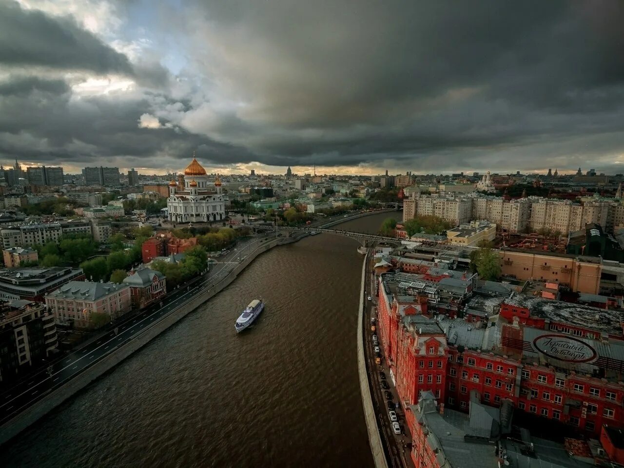 Красный октябрь остров Балчуг. Москва пасмурно. Пасмурное утро в Москве. Пасмурный день в Москве.