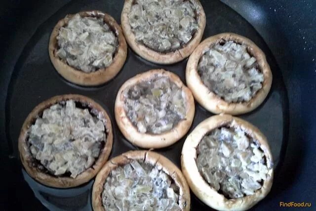 фаршированные грибочки на сковороде. фаршированные грибы шампиньоны на сковороде. фаршированные шампиньоны на сковороде с фаршем. грибы фаршированные в духовке. шампиньоны фаршированные на сковороде.