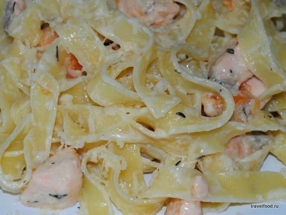 Итальянская паста фетучини. Паста с красной рыбой и сливками. Паста фетучини с семгой. Паста с красной рыбой и сливками. Паста с рыбой в сливочном соусе.