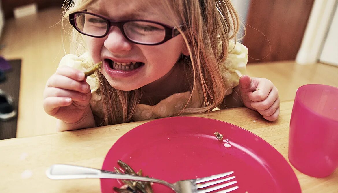 Почему девушки не хотят есть. Девочка кушает. Девочка не хочет кушать. Ребенок не хочет есть. Девочка хочет есть.