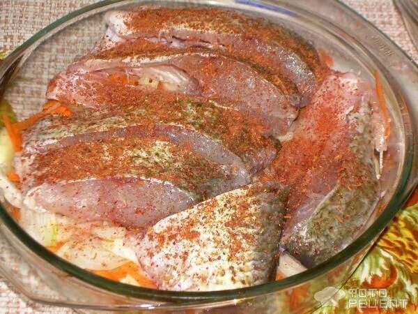 Лещ в духовке целиком. Лещ кусочками в духовке. Лещ в духовке с овощами. Рыба лещ в духовке. Лещ запеченный с овощами.