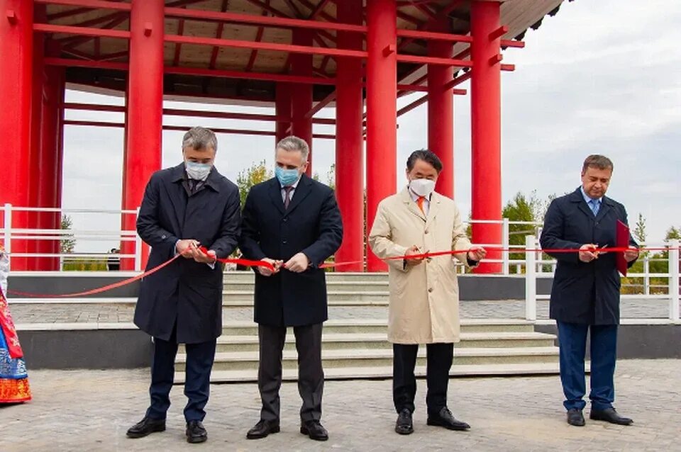 Китайский парк тюмень. Парк российско-корейской дружбы тюмень. корейский парк в тюмени на алебашевской. парк кореи в тюмени. парк дружбы между россией и республикой корея.