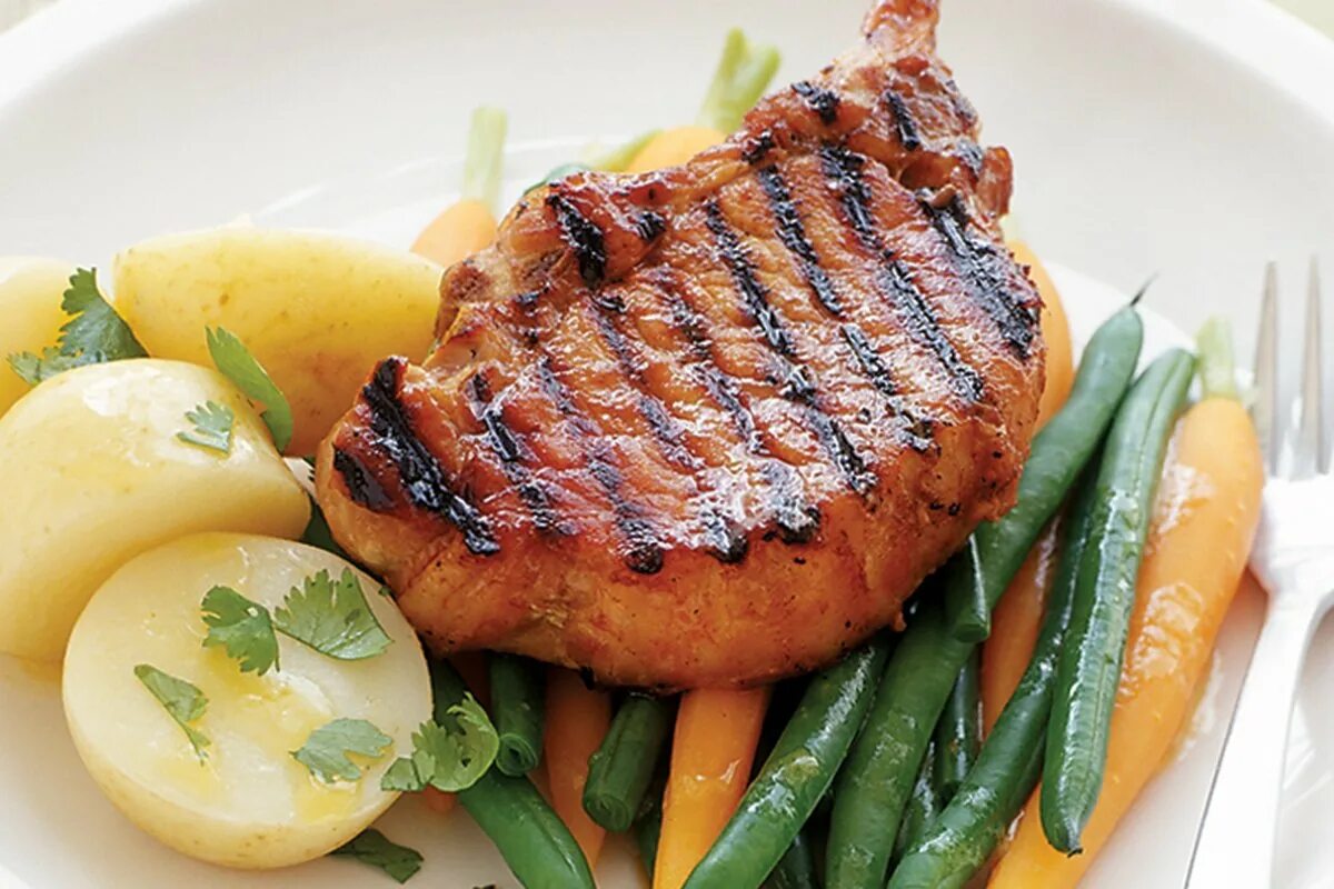 Жареное мясо. Свинина с яблоками. Отбивная с гарниром. Гарниры к мясу свинины. Гарнир к отбивным.