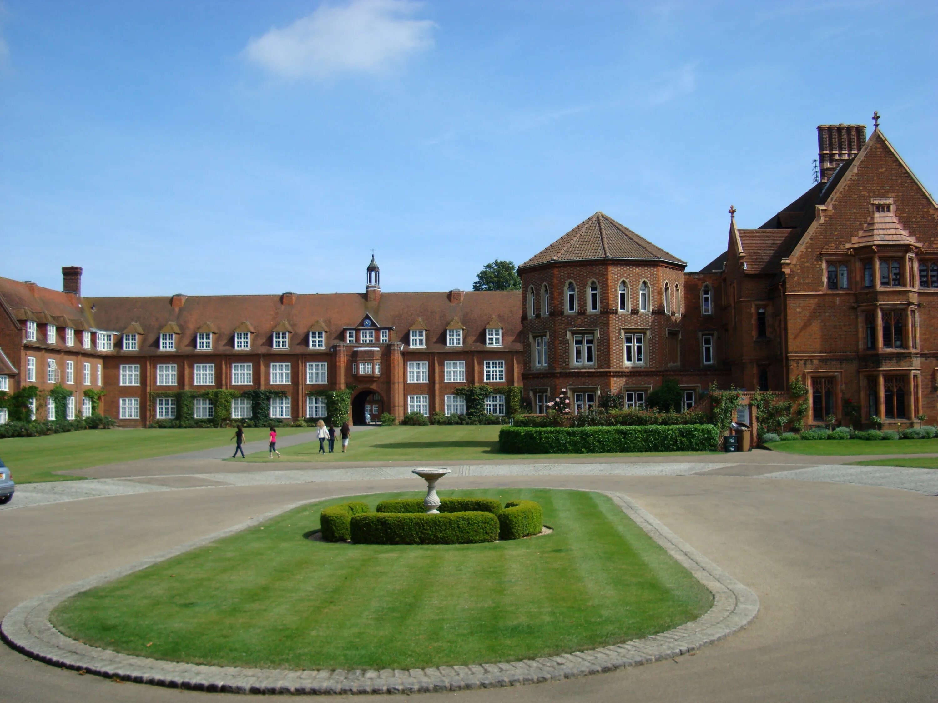 College schools. Radley College Оксфорд. Английские школы в Англии. Частная школа Винчестер в Англии. Английская школа Campus.