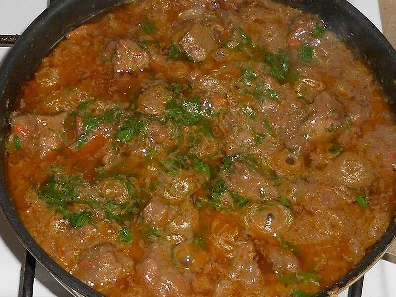 Что можно приготовить из печени куриной быстро. Гуляш из куриной печени с подливкой. гуляш из печени говяжьей. печёнка куриная с подливкой. гуляш из печени.