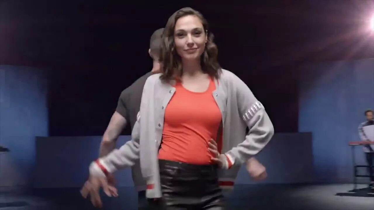 Zoe wees певица. My girl песня. Girls like it. Галь гадот в клипе maroon 5. Zoe wees.