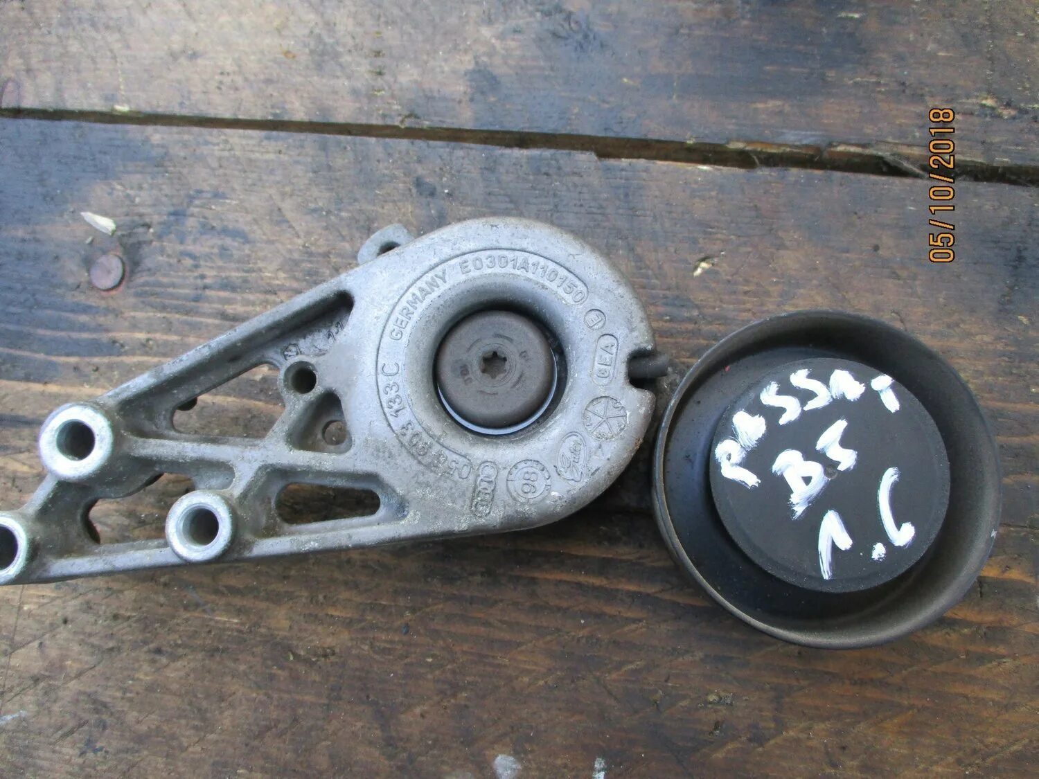 8 б6 натяжитель. Ролик ремня генератора vw passat b6. Натяжитель ремня пассат б6. Натяжной ролик ауди а 4 1. Натяжитель ремня ауди а4.