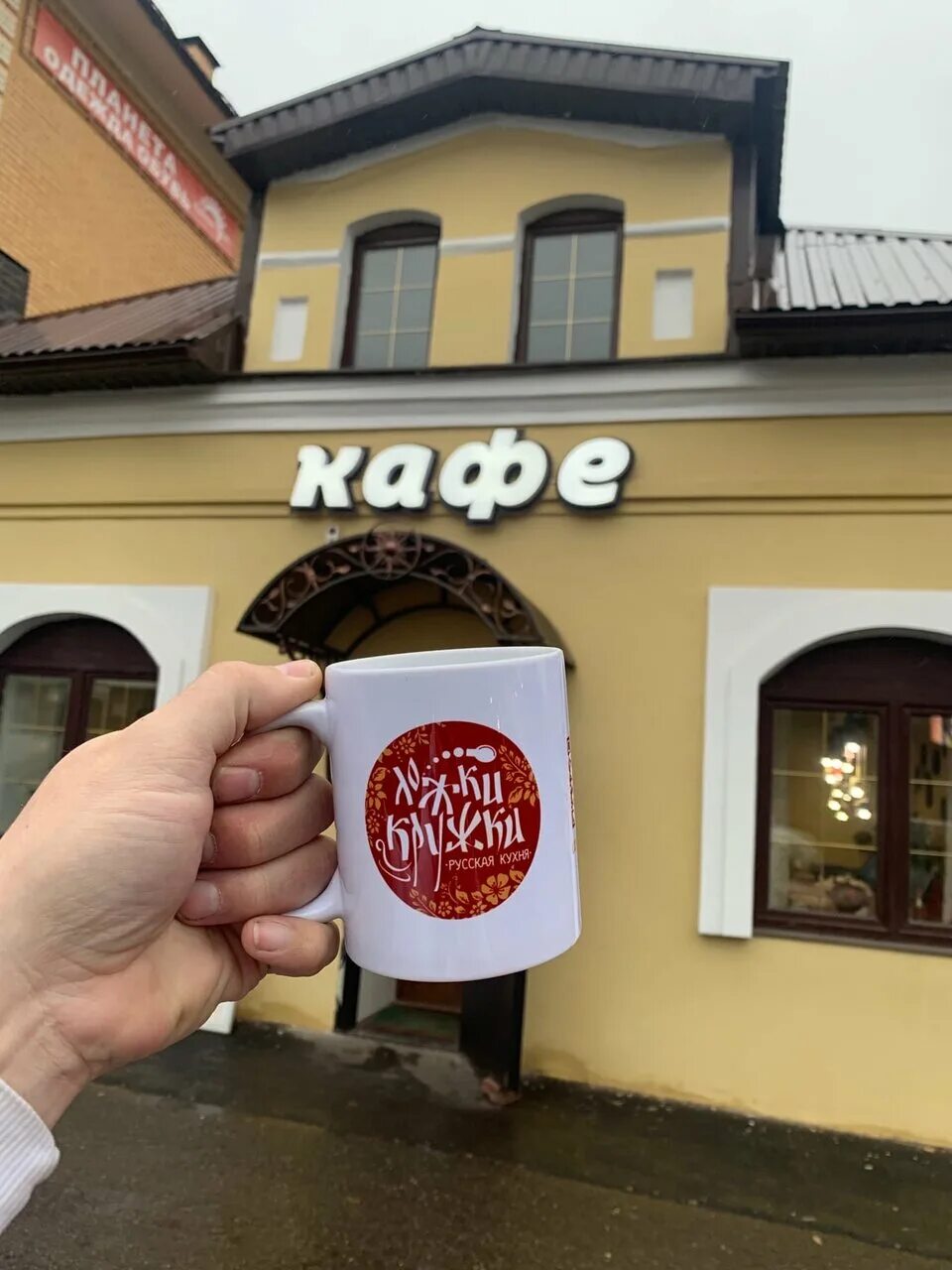 синяя чашка. корн доги самара. рука с едой. ложка кружка трактир. ложка кружка трактир.