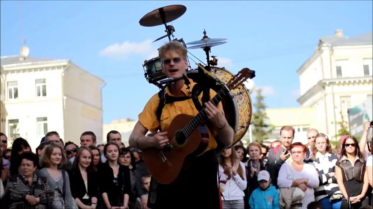 Музыка человек оркестр. Человек оркестр. Человек оркестр на улице. Человек оркестр картинки. Человек оркестр уличные музыканты.