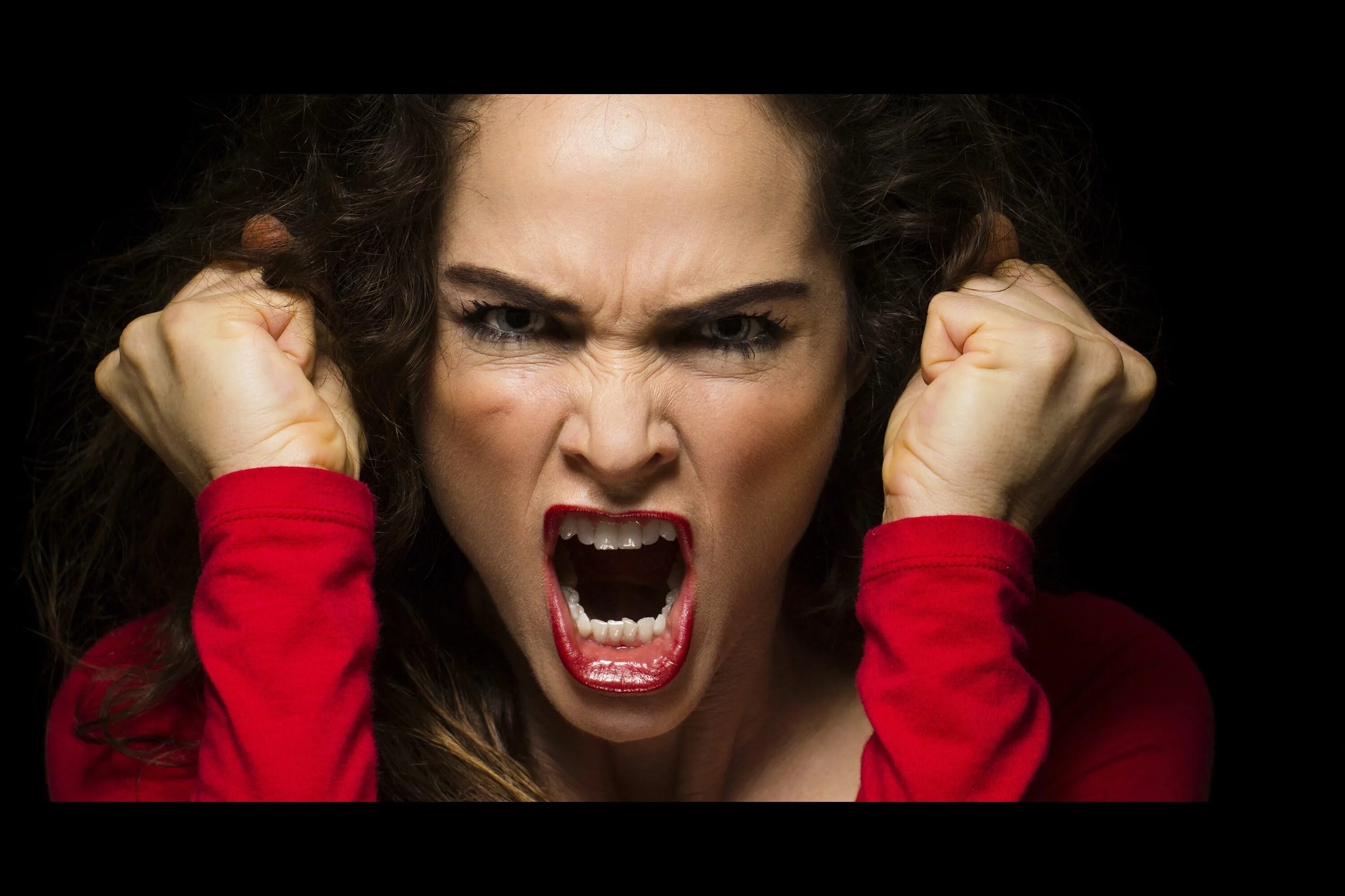 Орущая женщина. Screaming girl at someone. Злые дети. Оглушает. How angry.