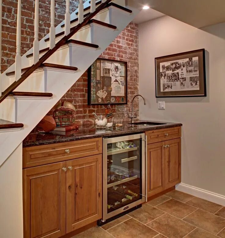 Кухня на первом этаже. Кухонный гарнитур под лестницей. Угловая кухня под лестницей. Кухонные шкафы под лестницей. Шкаф под лестницей на кухне.
