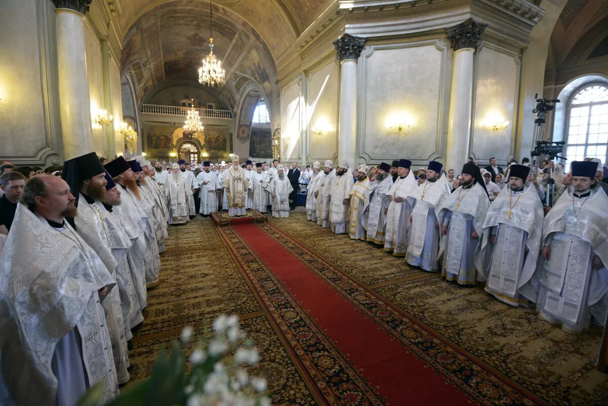 храм в тешилово конаковский район. богослужение в белых одеждах. богослужение на вознесение господне. патриарх кирилл на вознесение. вознесение господне служба в церкви.