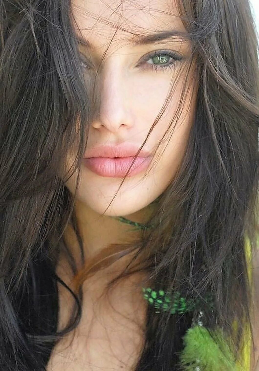 Красивые брюнетки. Красивые девушки брюнетки. Красивые брюнетки с зелеными глазами. Красивое натуральное женское