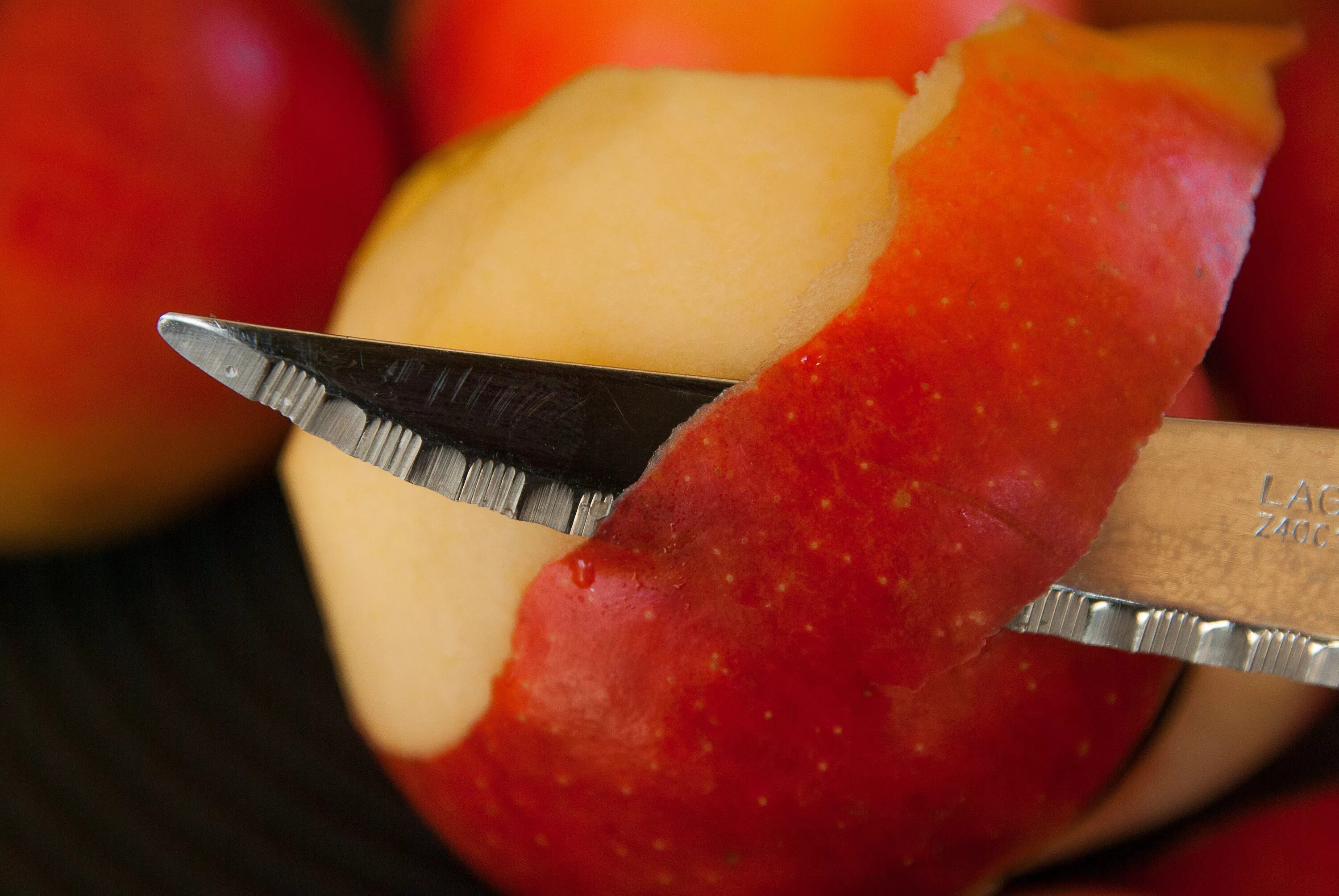 Снятое кожура. Фруктовый нож. Нож для яблок. Яблоко режут ножиком. Кожура яблока.