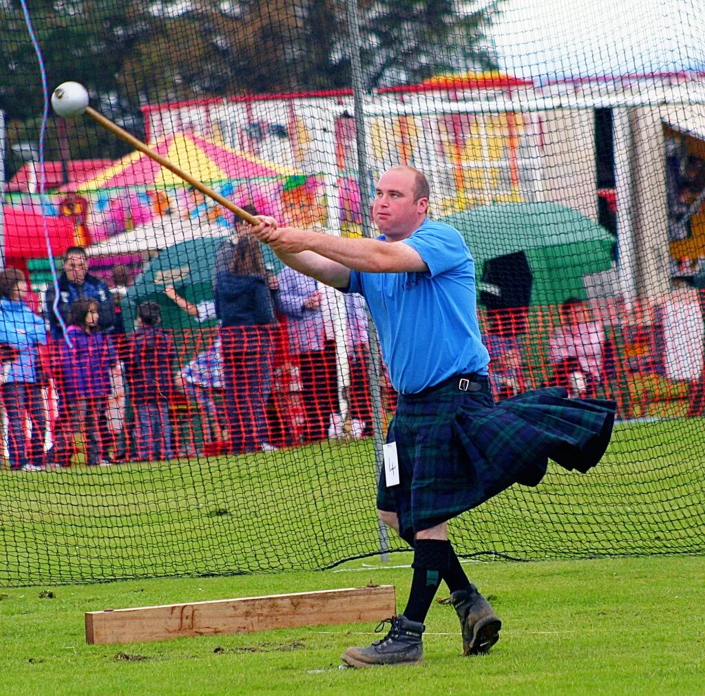 Hammer throw highland games. Hammer throw. метание молота в шотландии. метатель молота.