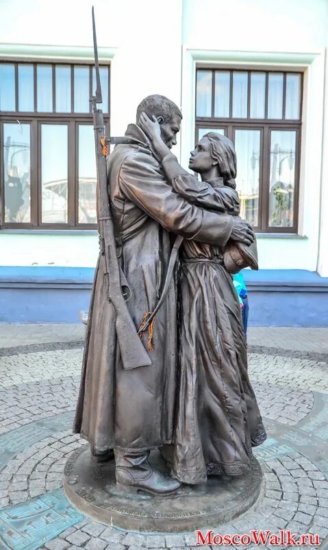 Памятник Славянке белорусский вокзал. Памятник на белорусском вокзале. Скульптура прощание славянки на белорусском вокзале. Прощание славянки на белорусском вокзале. Памятник прощание