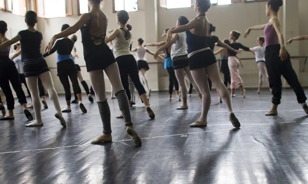 Step by step танцы. Современный танец модерн. Современные движения для танца. Танцы шаги видео. Танцы шаги видео.