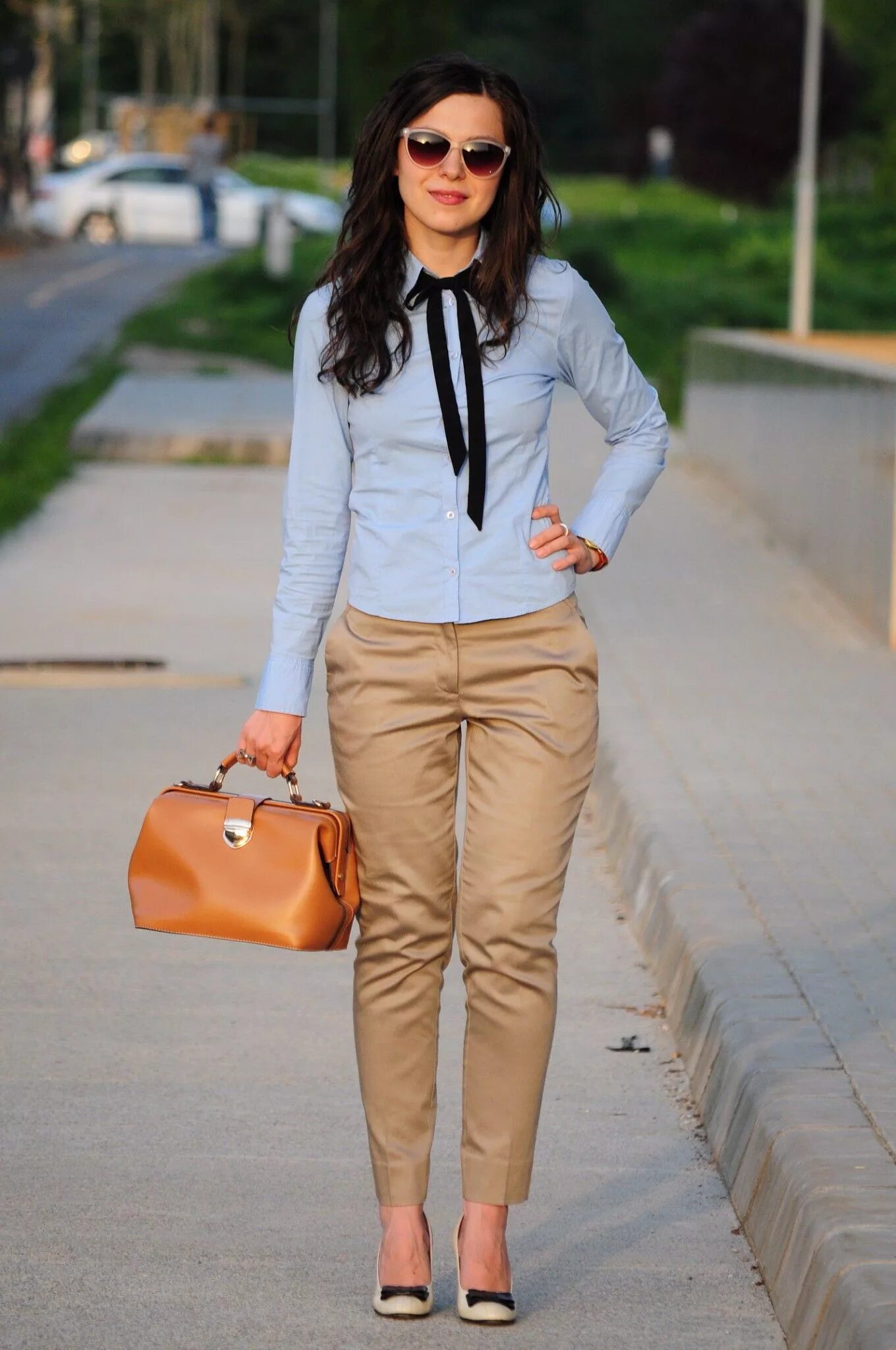 Коричневые брюки женские широкие. С чем одеть коричневые брюки. Брюки женские. Образы с коричневыми брюками. Образы с коричневыми джинсами.