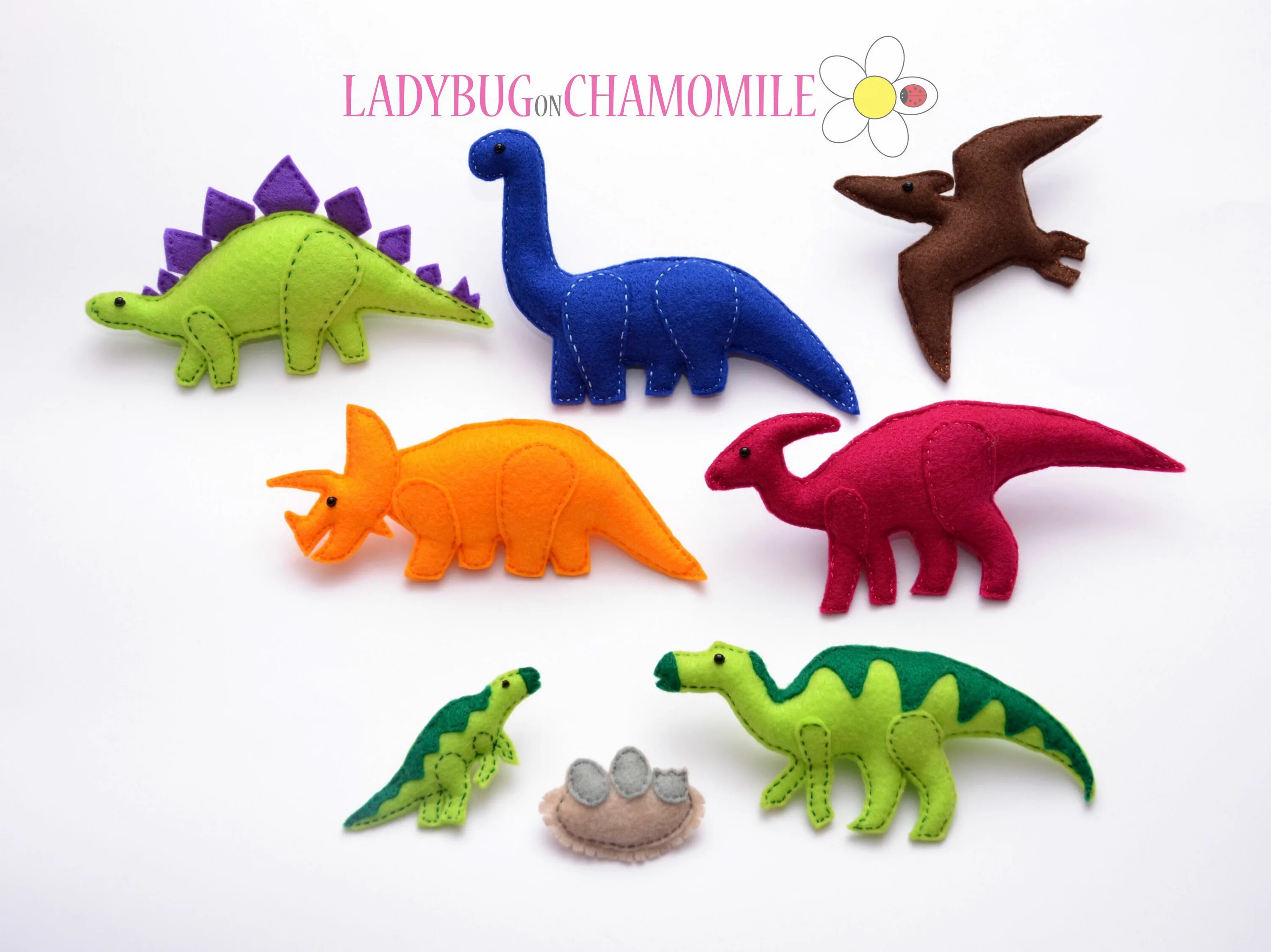 Поделка дракончик. Динозавр из фоамирана своими руками. Игрушка из фетра динозаврик. Панно из фетра с динозаврами. Игрушки из фетра динозавры.